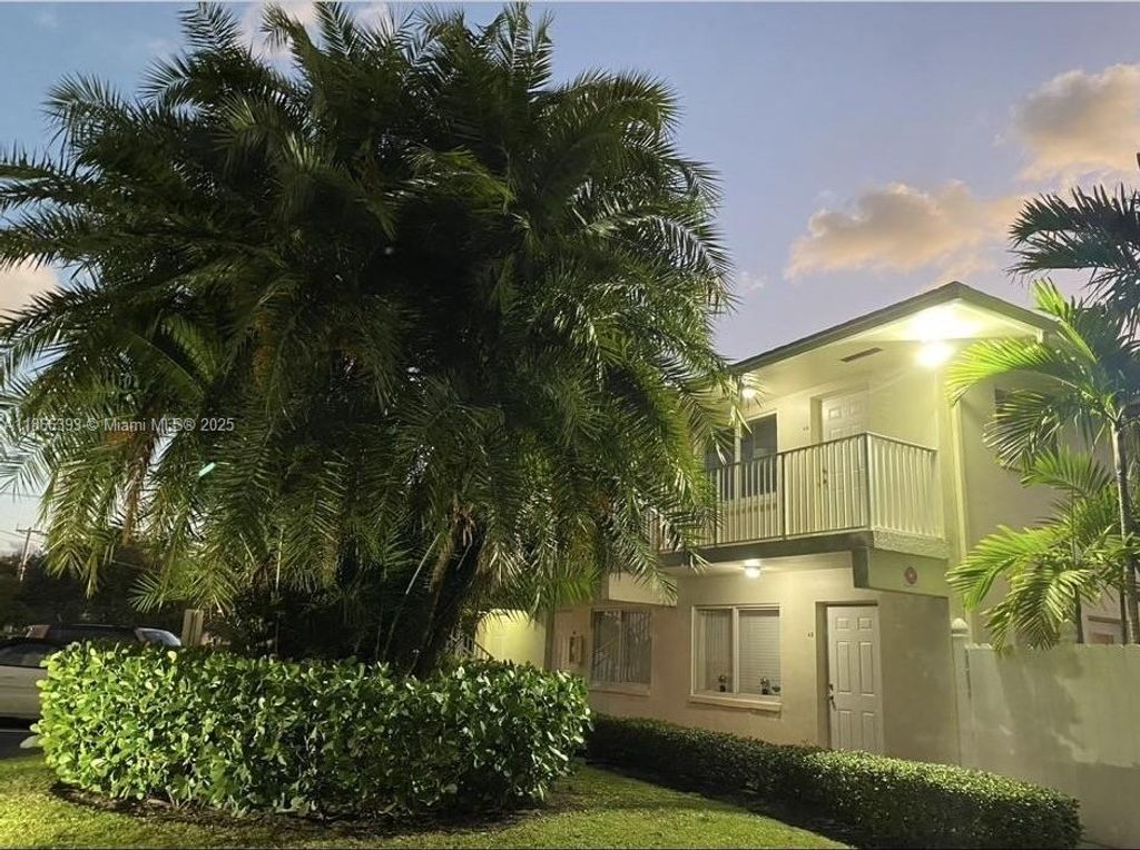 Photo of 1872 NE 46th St #D6, Fort Lauderdale, FL 33308 (MLS # A11866393)