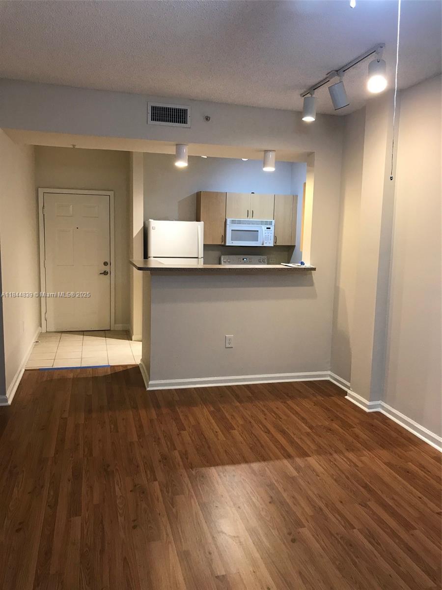 SPACIOUS SPLIT 2 BEDROOM WITH 2 FULL BATHROOMS, TUB/SHOWER, 2 WALK-IN CLOSETS,FULL KITCHEN WITH STOVE/OVEN, MICROWAVE, REFIGERATOR, WASHER AND DRYER, TERRACE OVERLOOKING GARDEN.
WALK TO GROCERIES, RESTAURANTS.