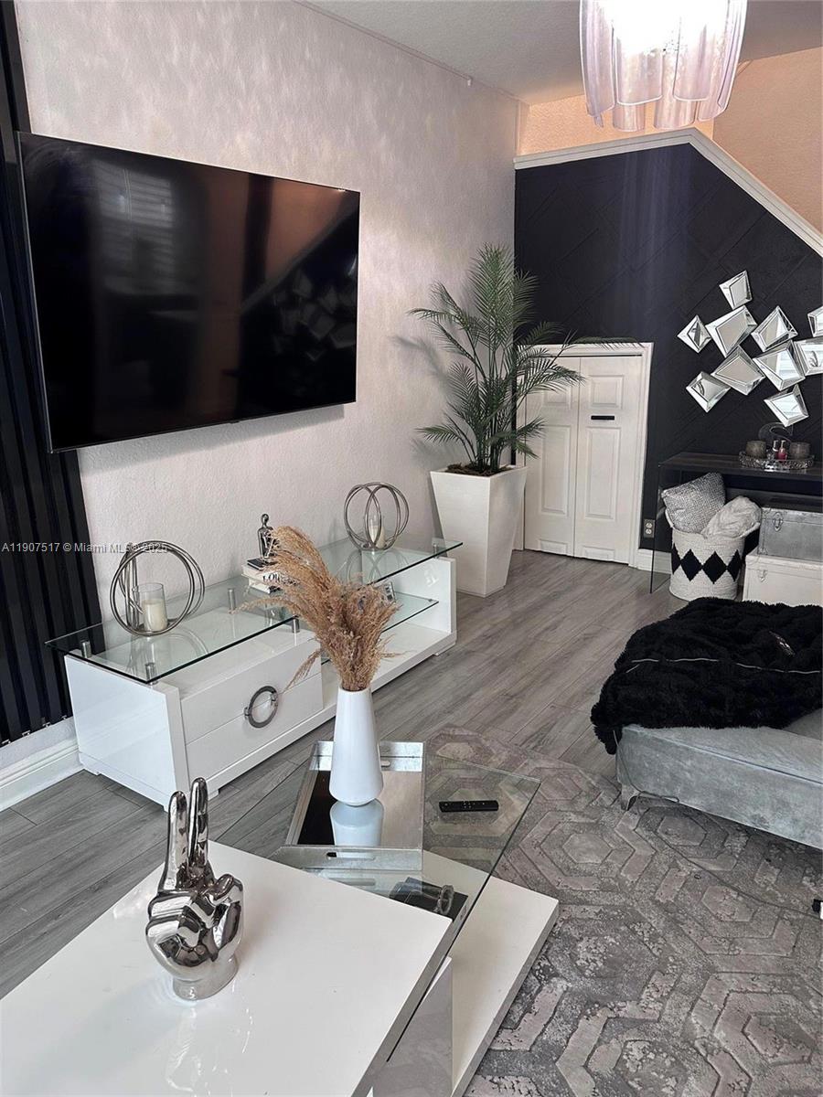 KENSINGTON MANOR - Residential Lease