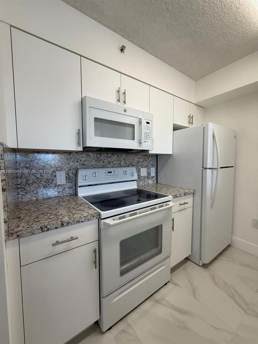 LUMINOUS AND SPACIOUS APARMENT WITH 1 BEDROOM AND 1 BATHROOM IN ABEAUTIFULL MIRAMAR AREA. EXCELLENT LOCATION CLOSE TO COVENIENT STORES, MAIN HIGHWAYS, AND MUCHMORE! WASHER AND DRYER INSIDE UNIT.