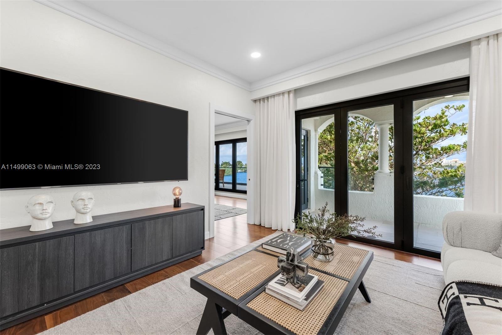 HOLLYWOOD LAKES - Residential