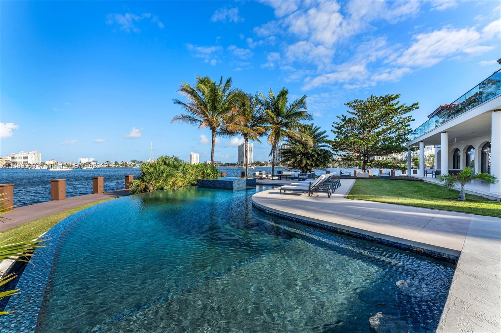 HOLLYWOOD LAKES - Residential