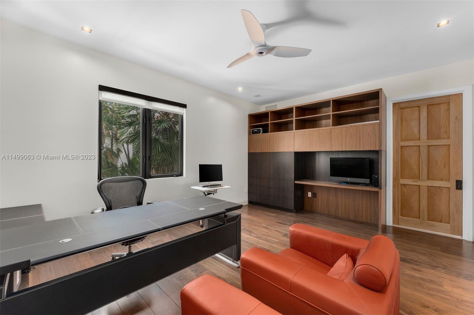 HOLLYWOOD LAKES - Residential