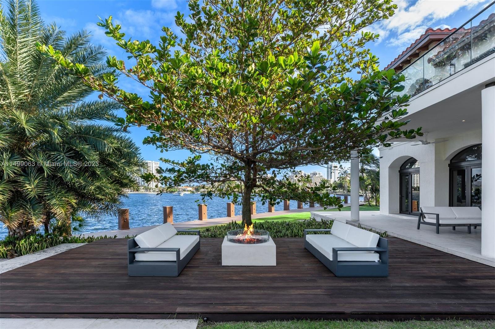 HOLLYWOOD LAKES - Residential