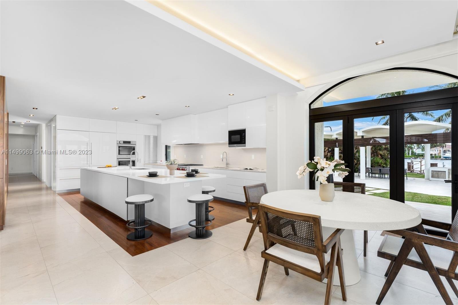 HOLLYWOOD LAKES - Residential