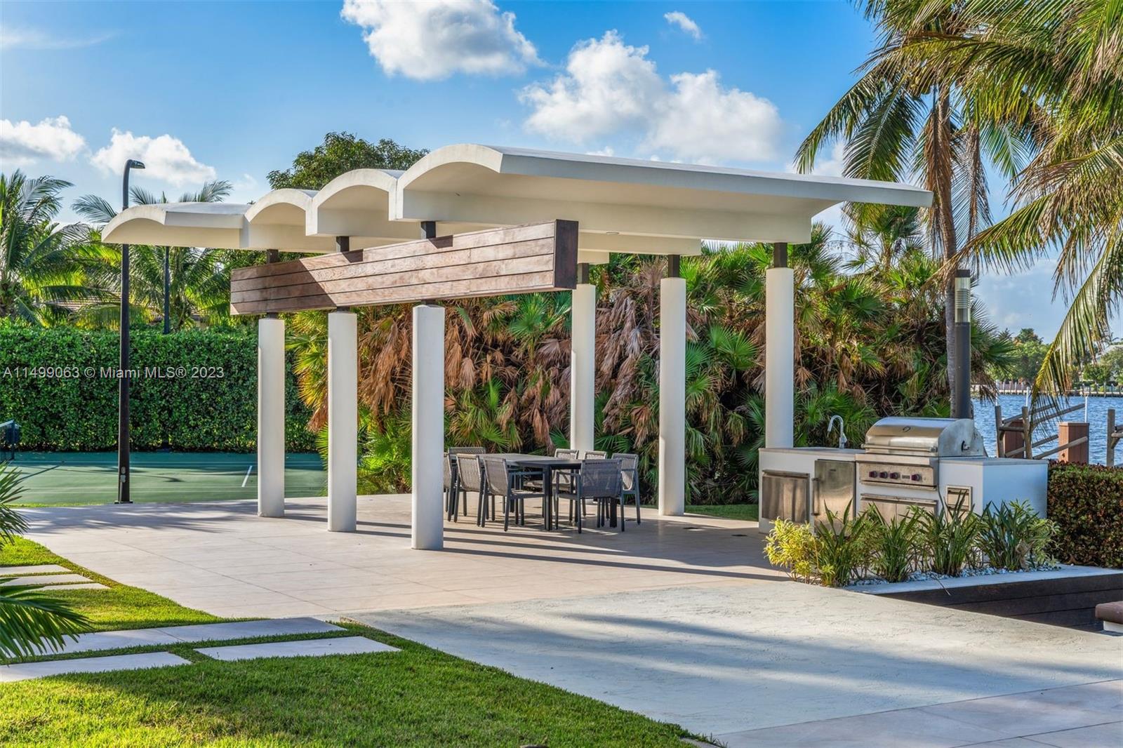 HOLLYWOOD LAKES - Residential