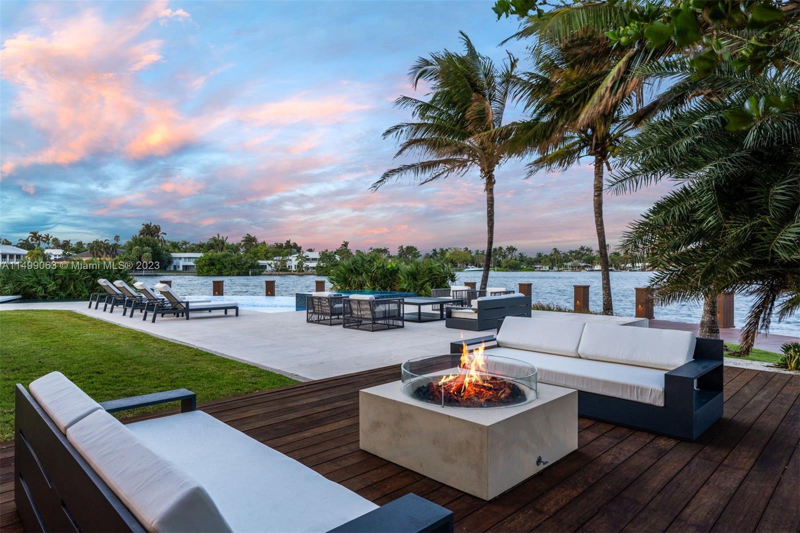 HOLLYWOOD LAKES - Residential