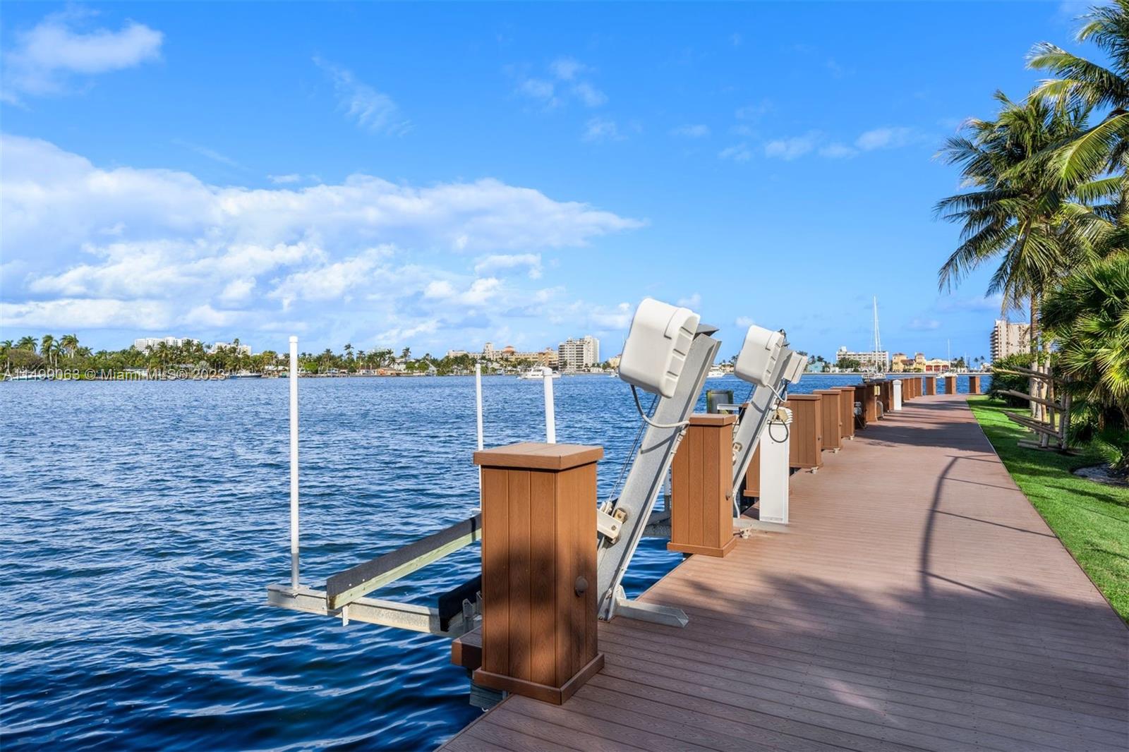 HOLLYWOOD LAKES - Residential