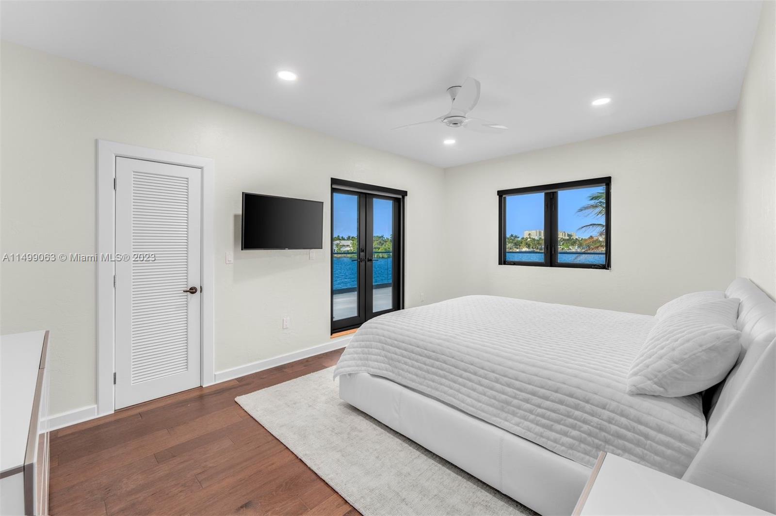 HOLLYWOOD LAKES - Residential