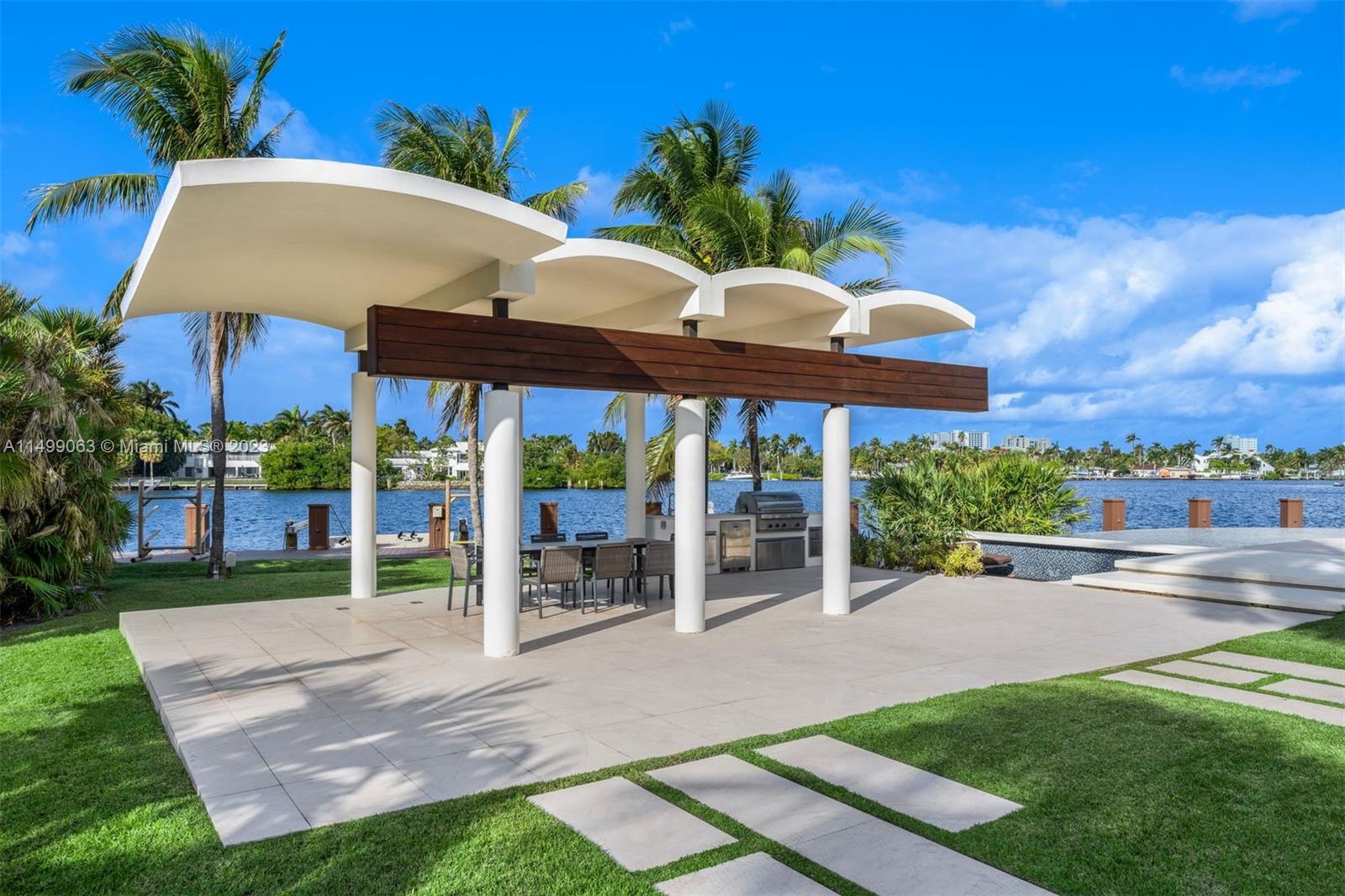 HOLLYWOOD LAKES - Residential