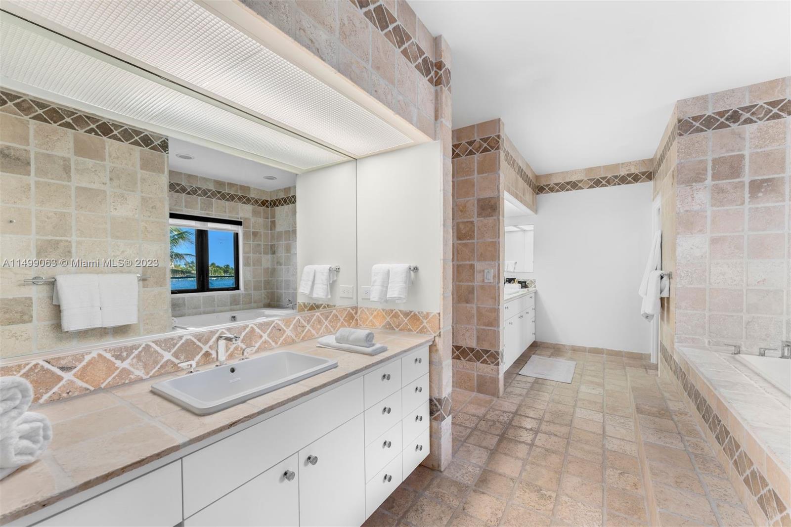 HOLLYWOOD LAKES - Residential