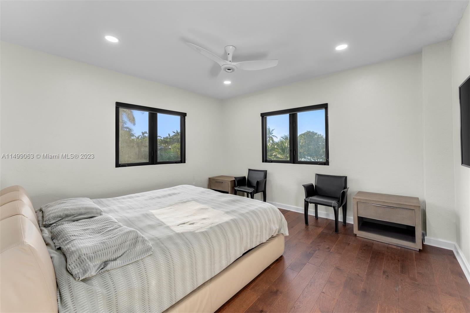 HOLLYWOOD LAKES - Residential