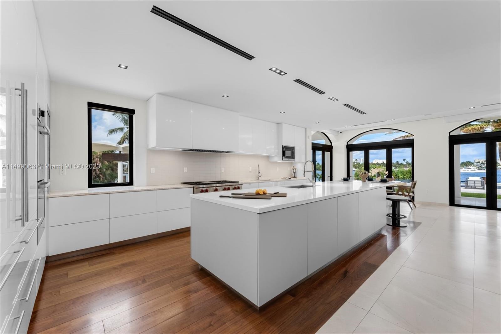 HOLLYWOOD LAKES - Residential