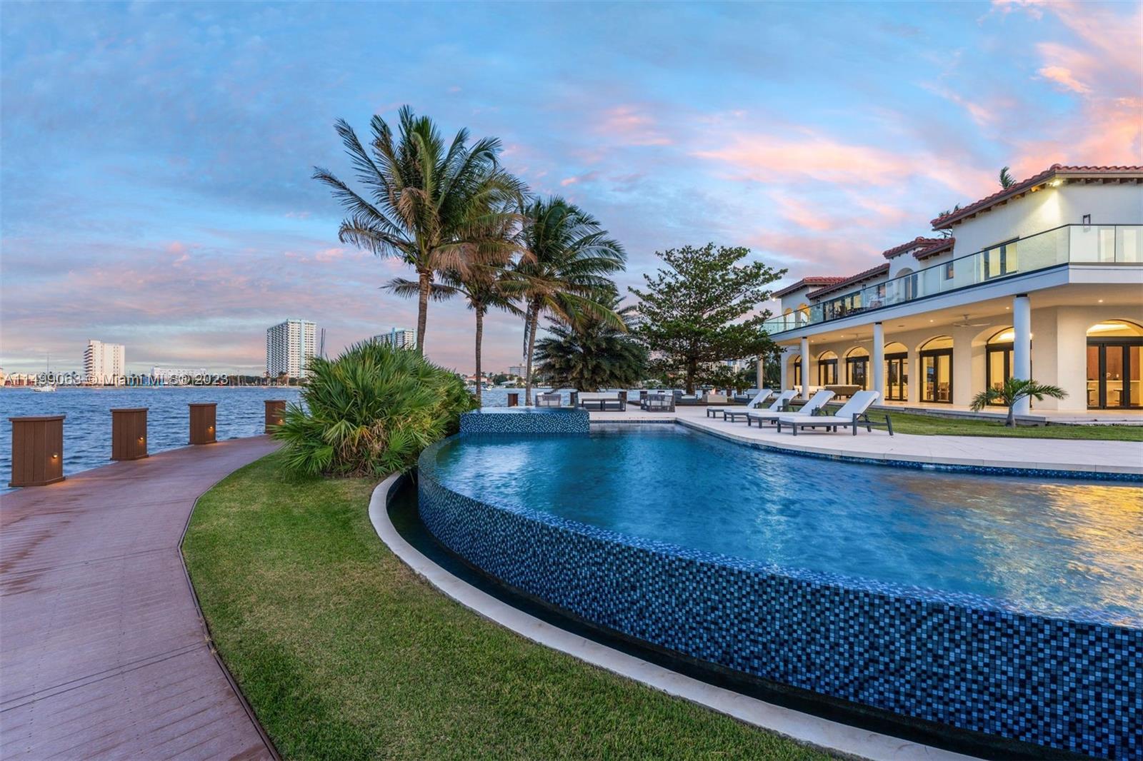 HOLLYWOOD LAKES - Residential