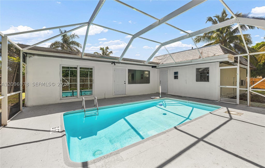Photo of 417 SW 1st Ave, Boynton Beach, FL 33435 (MLS # A12096978)