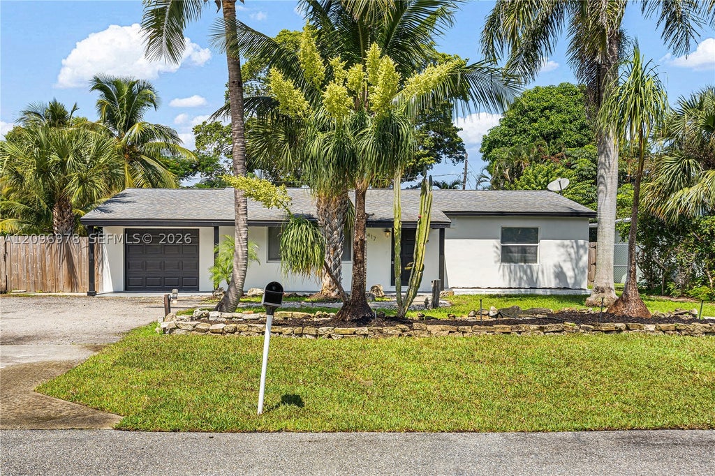 Photo of 417 SW 1st Ave, Boynton Beach, FL 33435 (MLS # A12096978)