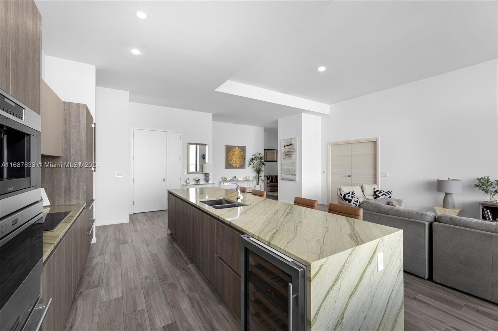 801 SMA RESIDENCES CONDO - Residential