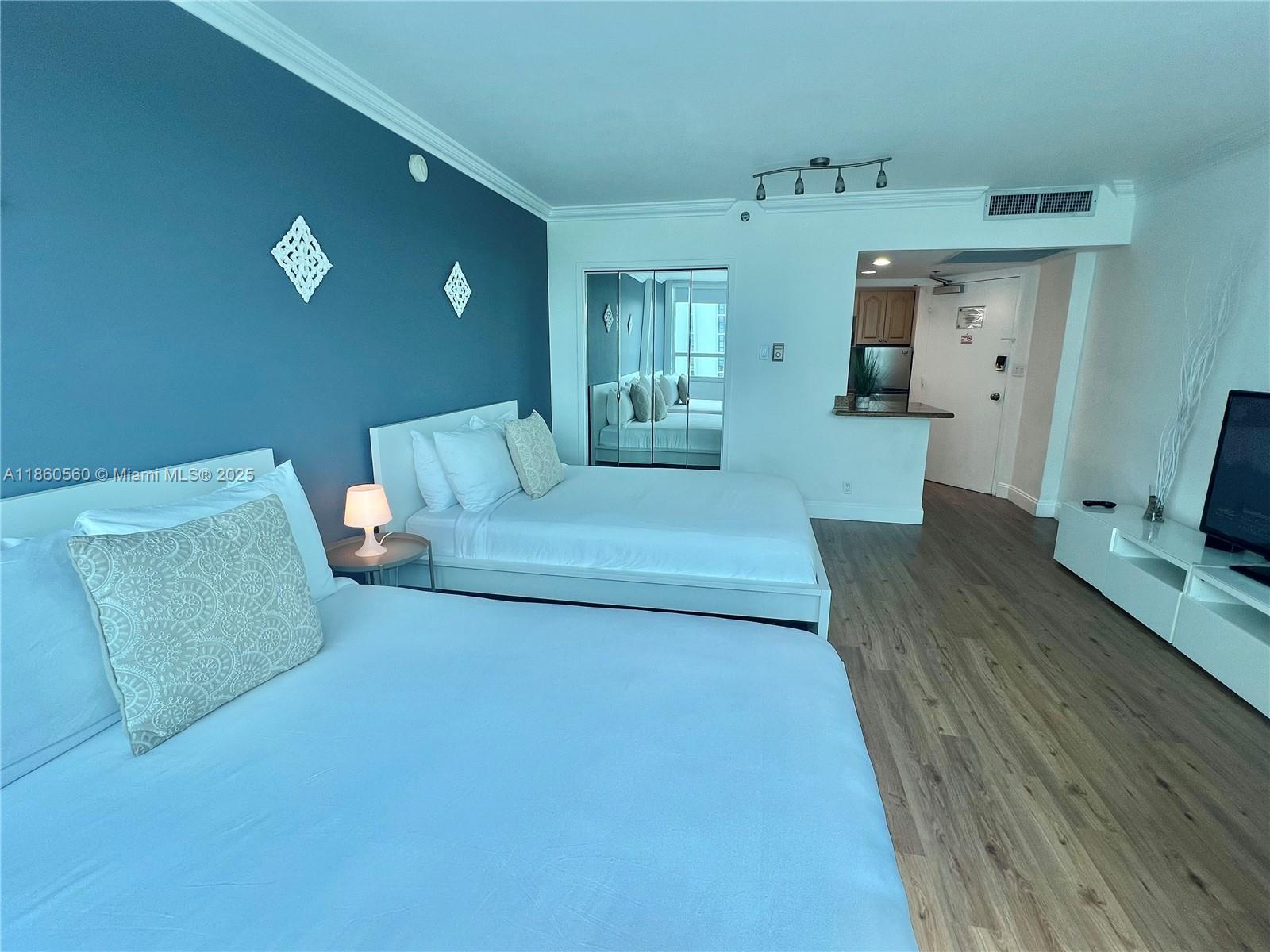 5445 Collins Ave 1607