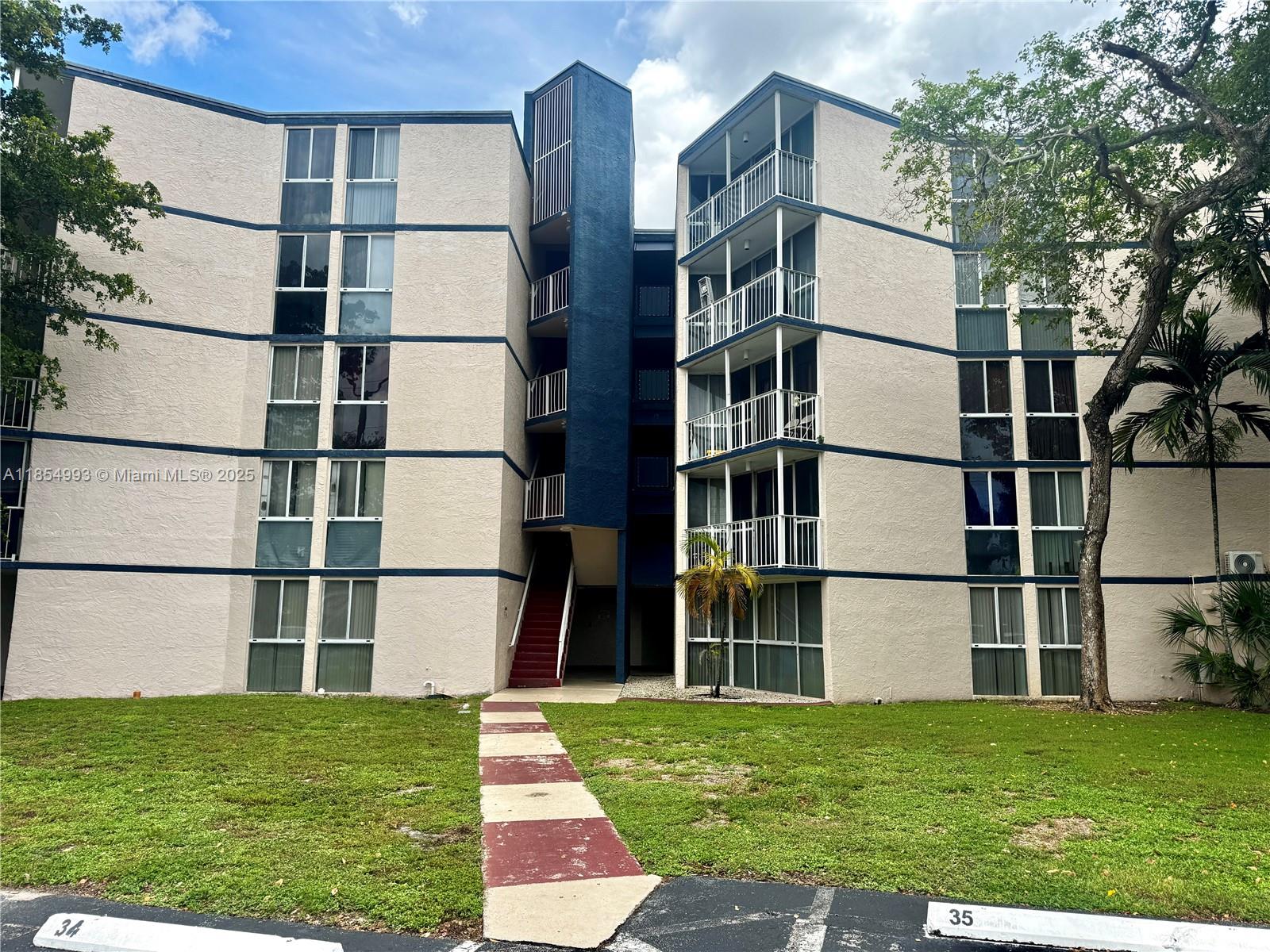 2/2 in the heart of miami hialeah, NEW AC UNIT, Excellent investment opportunity with long term tenants. BUYERS AGENTS WELCOME
