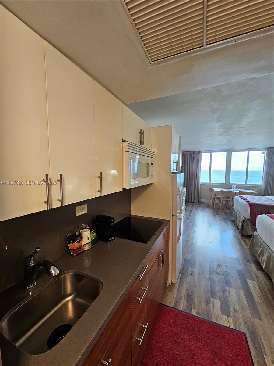 THE AVENTURA BEACH CLUB C - Residential