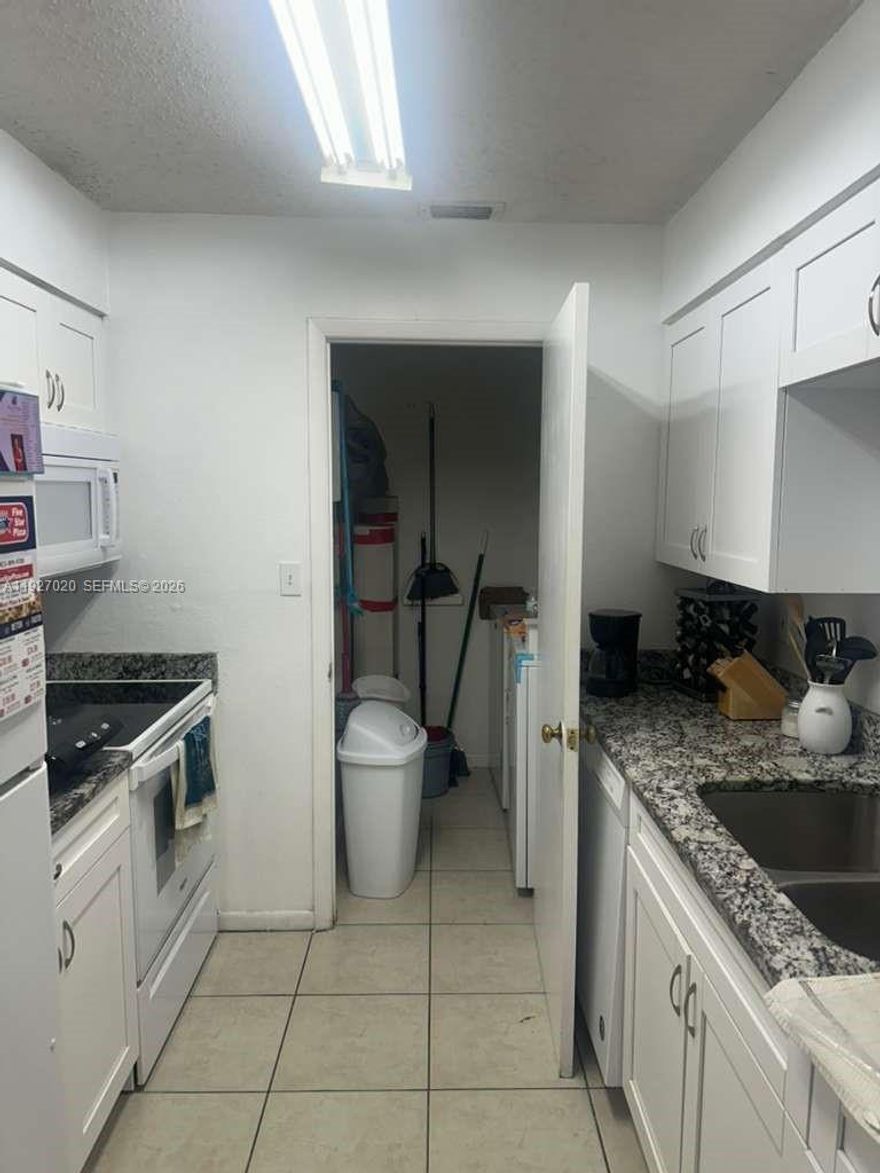 2-bedroom, 2-bath condominium located in the Arbor Pointe community in Tampa. This unit features a functional layout, great natural light, and spacious living areas. Excellent location with easy access to highways, shopping centers, restaurants, universities, and major services. Ideal as a primary residence or investment property. Don’t miss this opportunity!