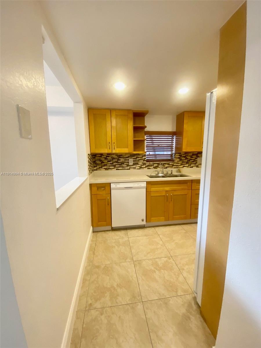 BRENTWOOD WEST TOWNHOUSES - Residential Lease