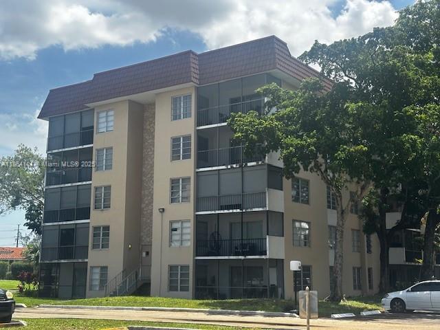 NEWLY REMODELED 2 BEDROOM 2 BATHROOM CORNER UNIT NOW AVAILABLE. ENTIRE UNIT REPAINTED. LOTS OF AMENITES IN THE COMMUNITY. ALL AGES WELCOME. 621 CREDIT SCORE REQUIREMENT. WASHER AND DRYER IN UNIT. A MUST SEE! 2 WEEKS APPROVAL PROCESS.