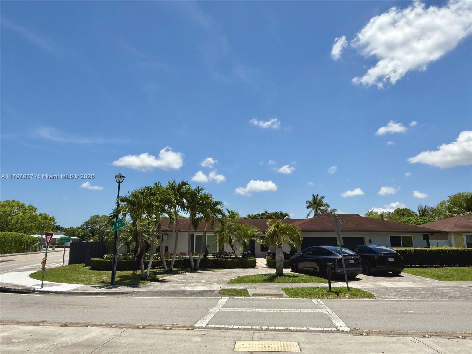 13500 Sw 79th St, Miami, Broward County, Florida - 4 Bedrooms  
2 Bathrooms - 