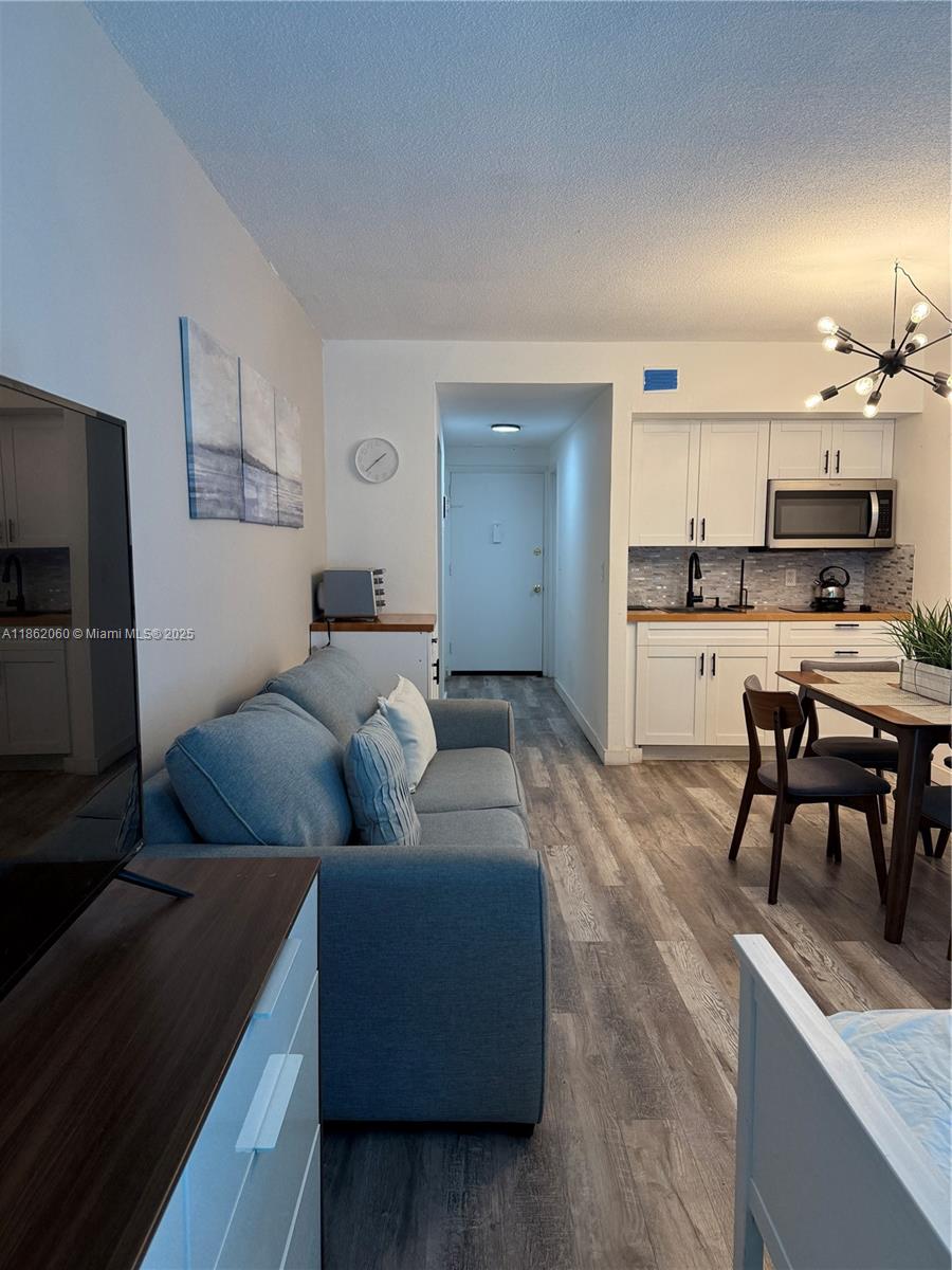 400 Kings Point Dr 105