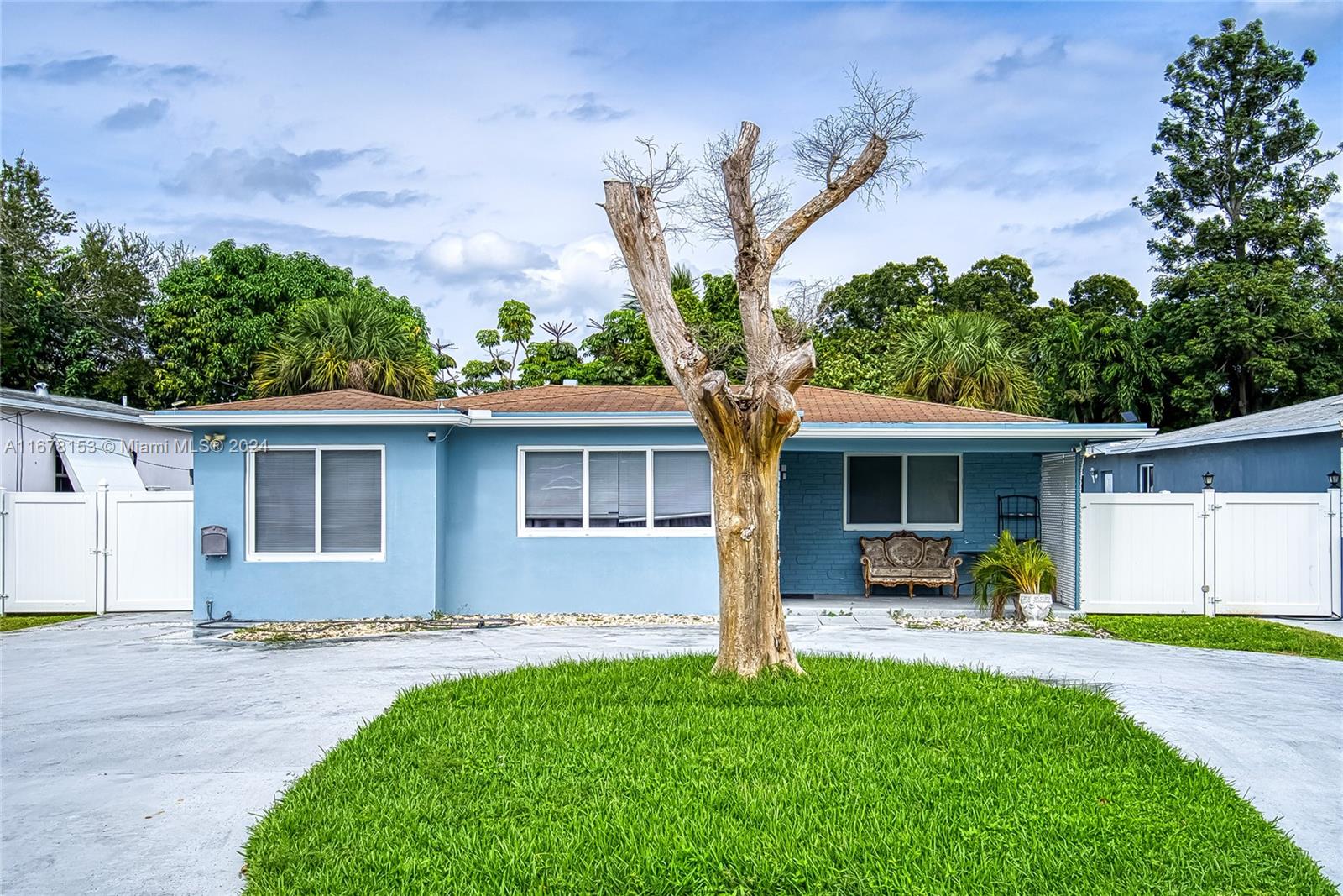 Rental Property at 644 Sw 7th Ct, Hallandale Beach, Broward County, Florida - Bedrooms: 3 
Bathrooms: 2  - $3,500 MO.