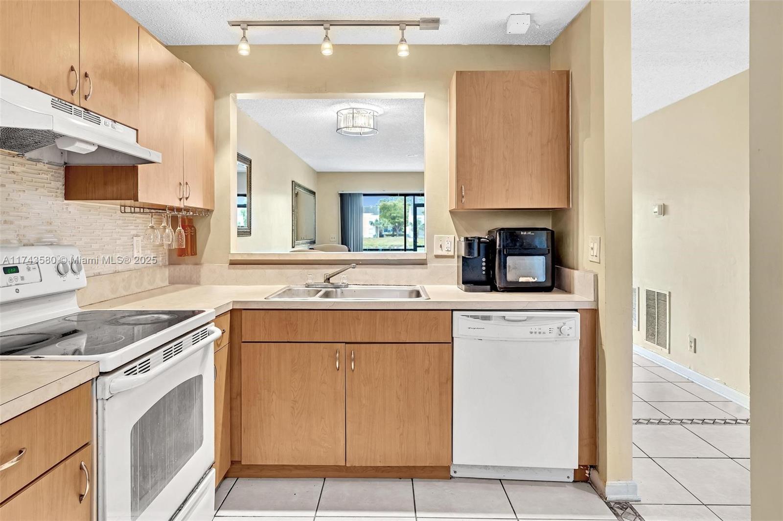 2531 NW 56th Ave 3-18