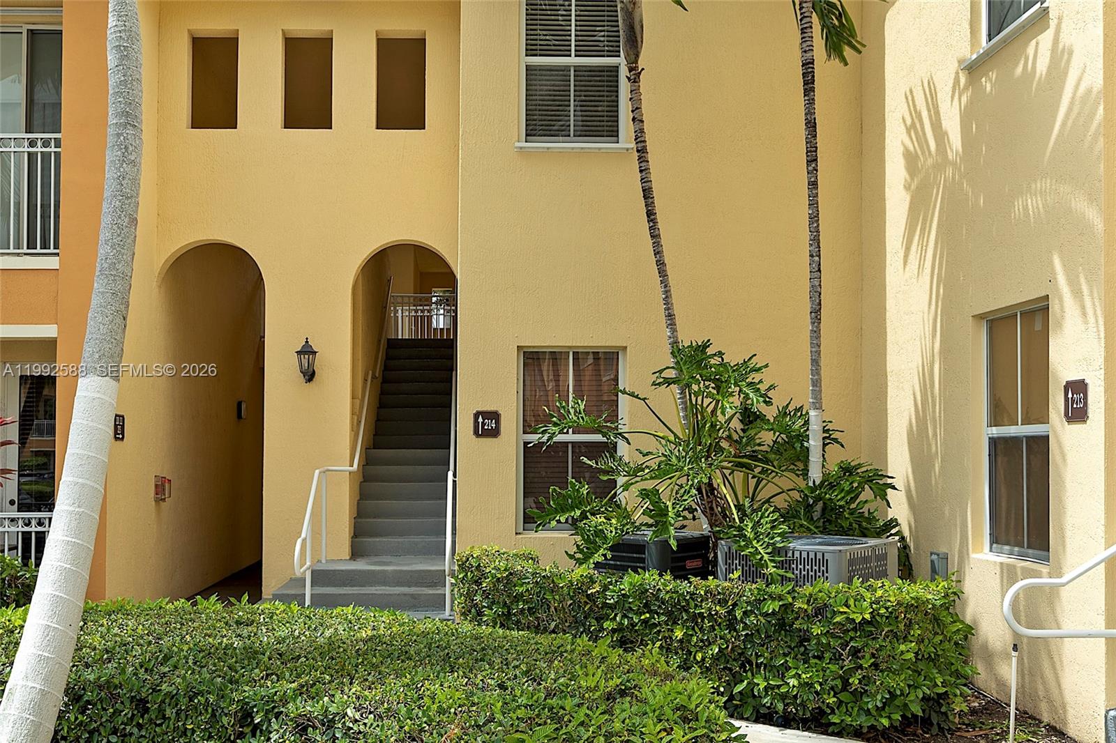 FONTAINBLEAU LAKES COURTY - Residential