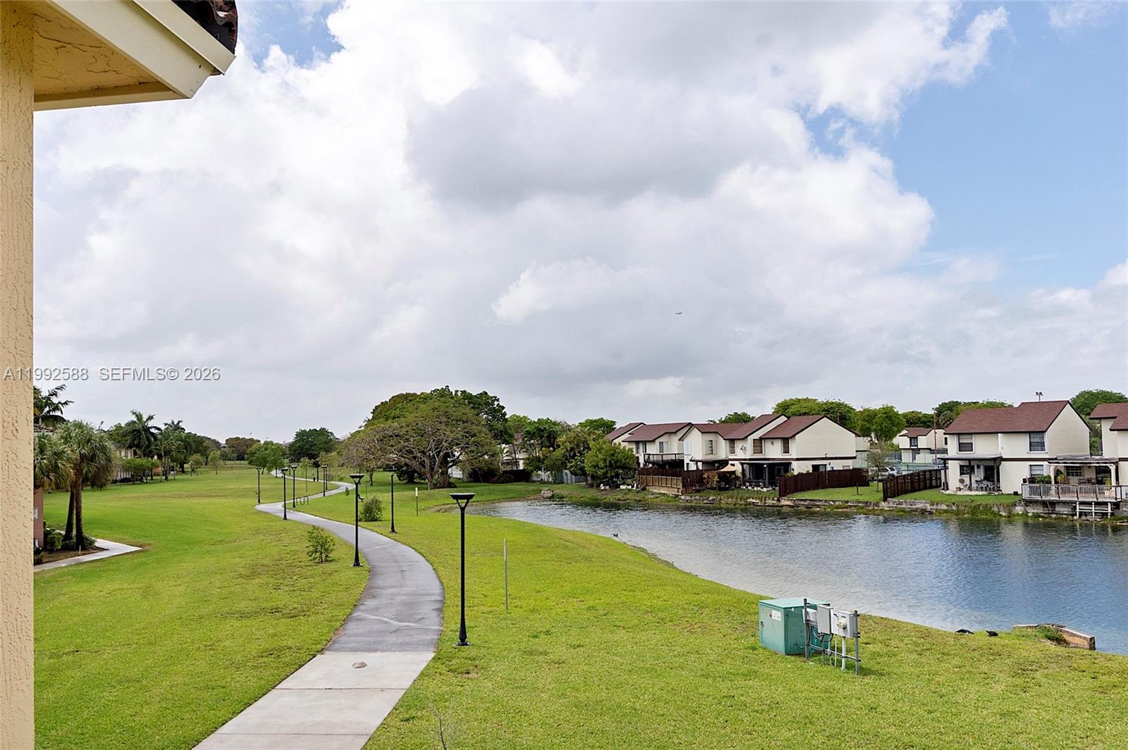 FONTAINBLEAU LAKES COURTY - Residential