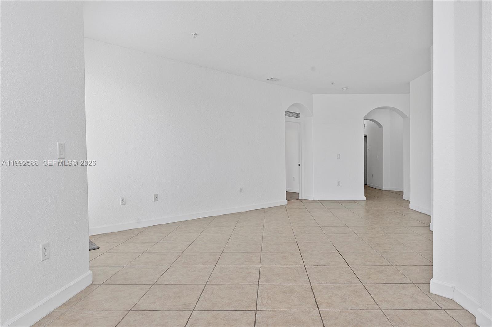 FONTAINBLEAU LAKES COURTY - Residential