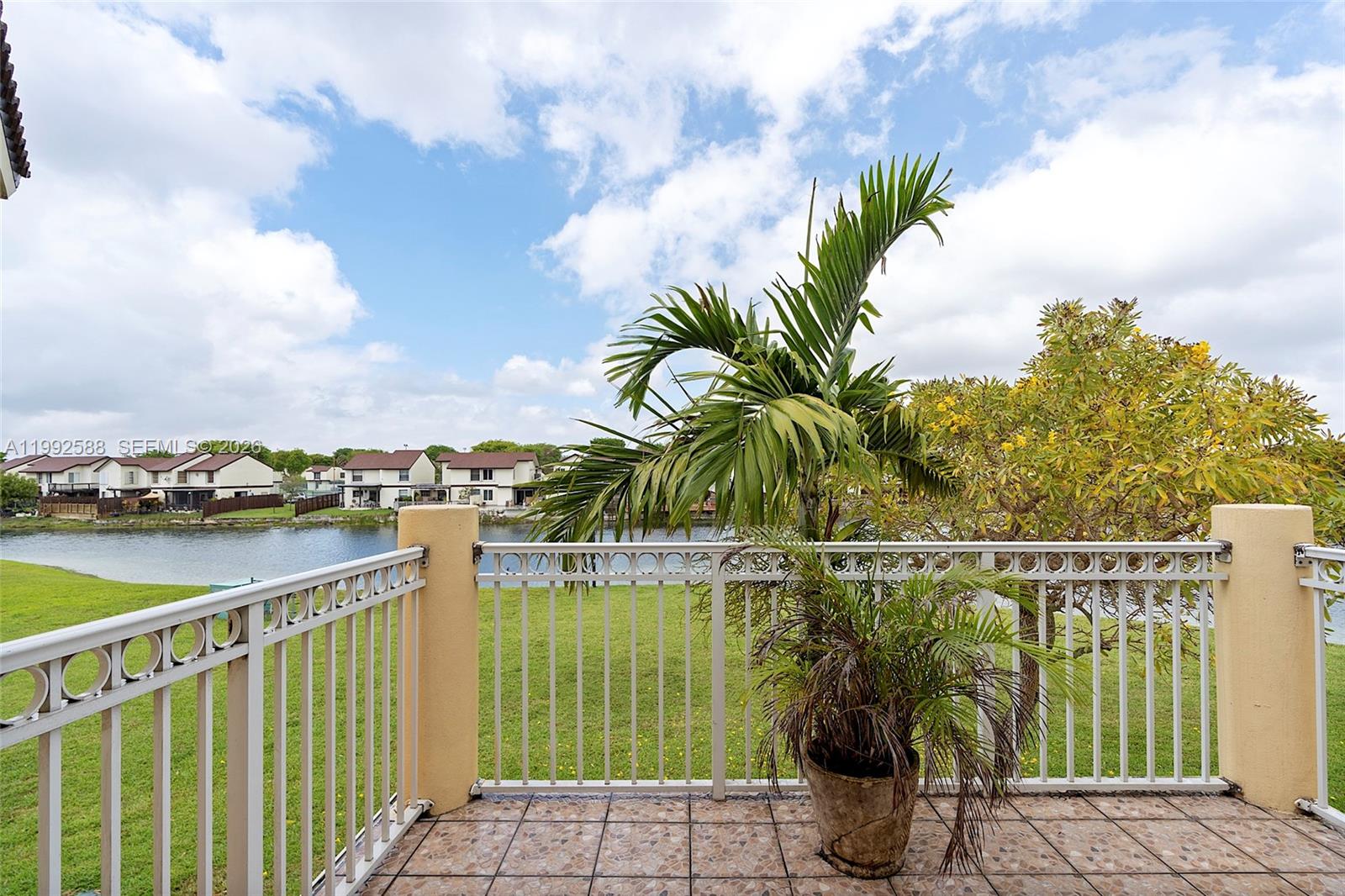 FONTAINBLEAU LAKES COURTY - Residential