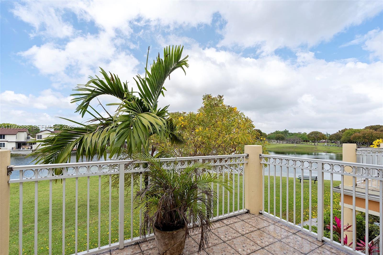 FONTAINBLEAU LAKES COURTY - Residential