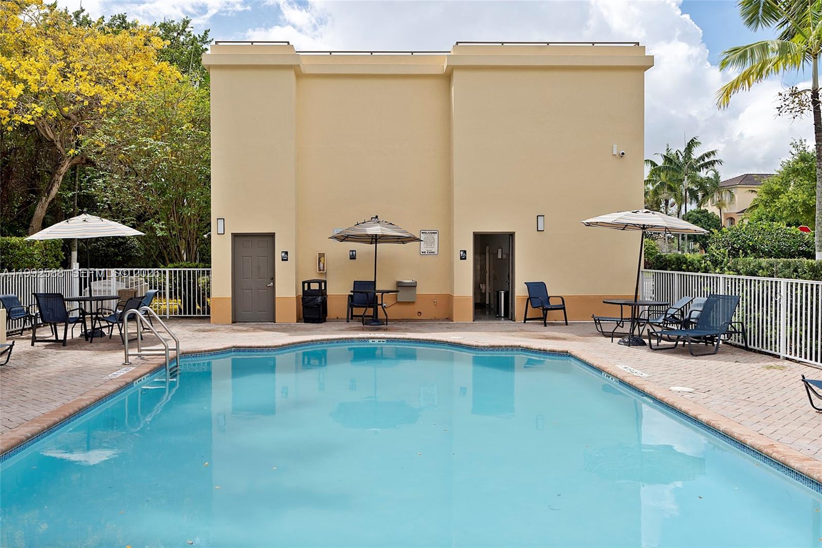 FONTAINBLEAU LAKES COURTY - Residential