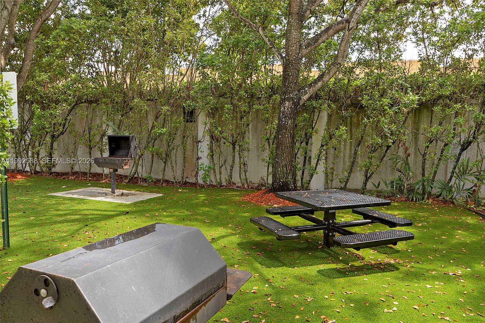 FONTAINBLEAU LAKES COURTY - Residential