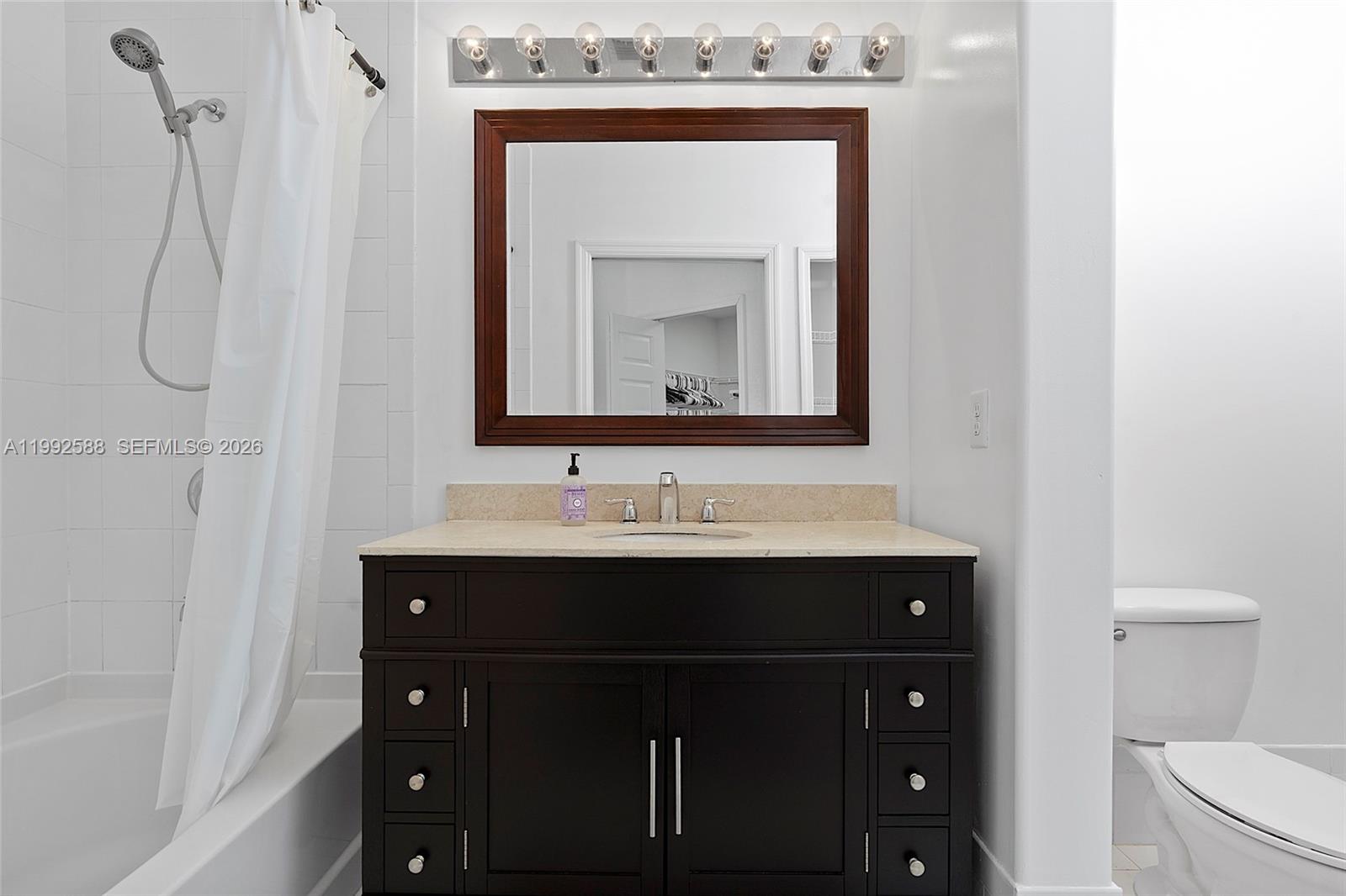 FONTAINBLEAU LAKES COURTY - Residential