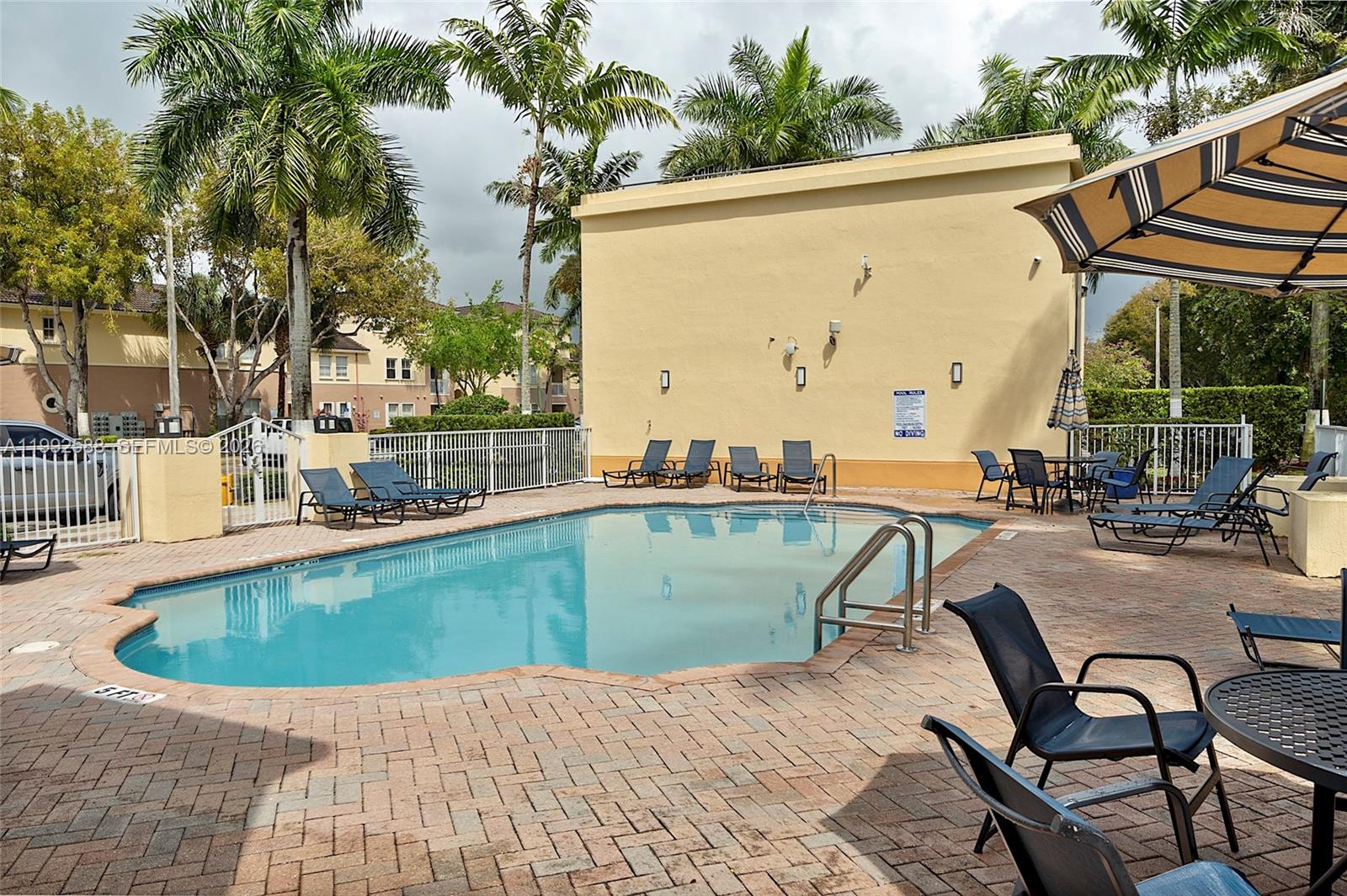 FONTAINBLEAU LAKES COURTY - Residential