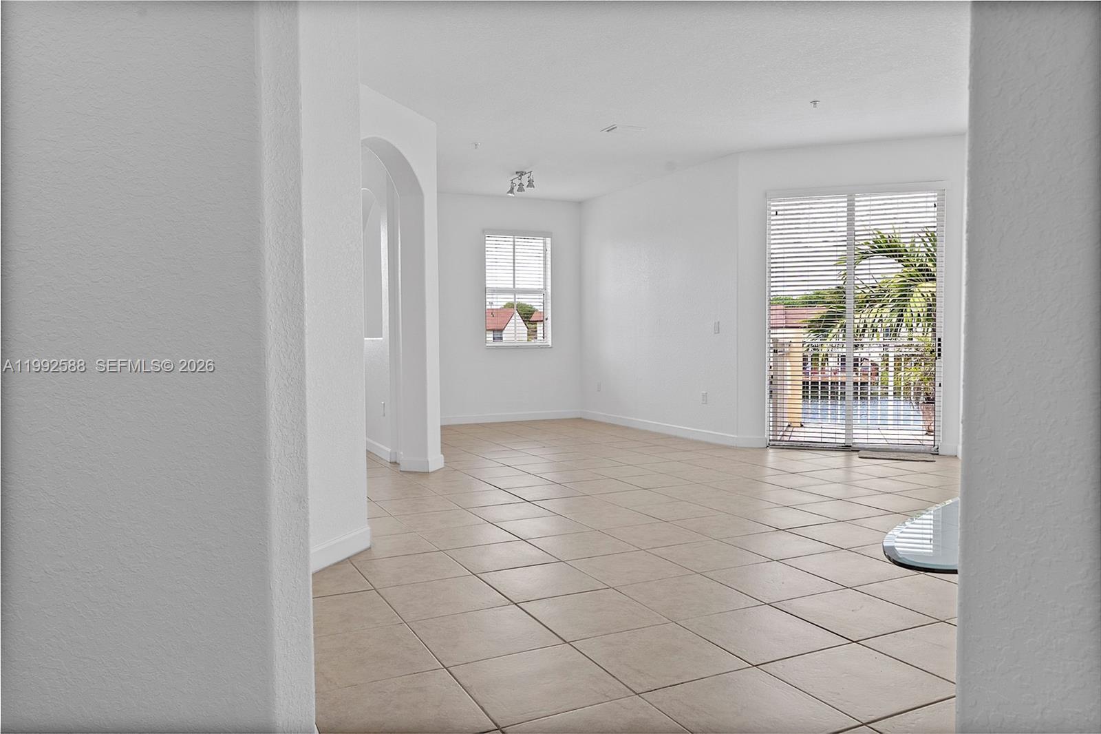 FONTAINBLEAU LAKES COURTY - Residential