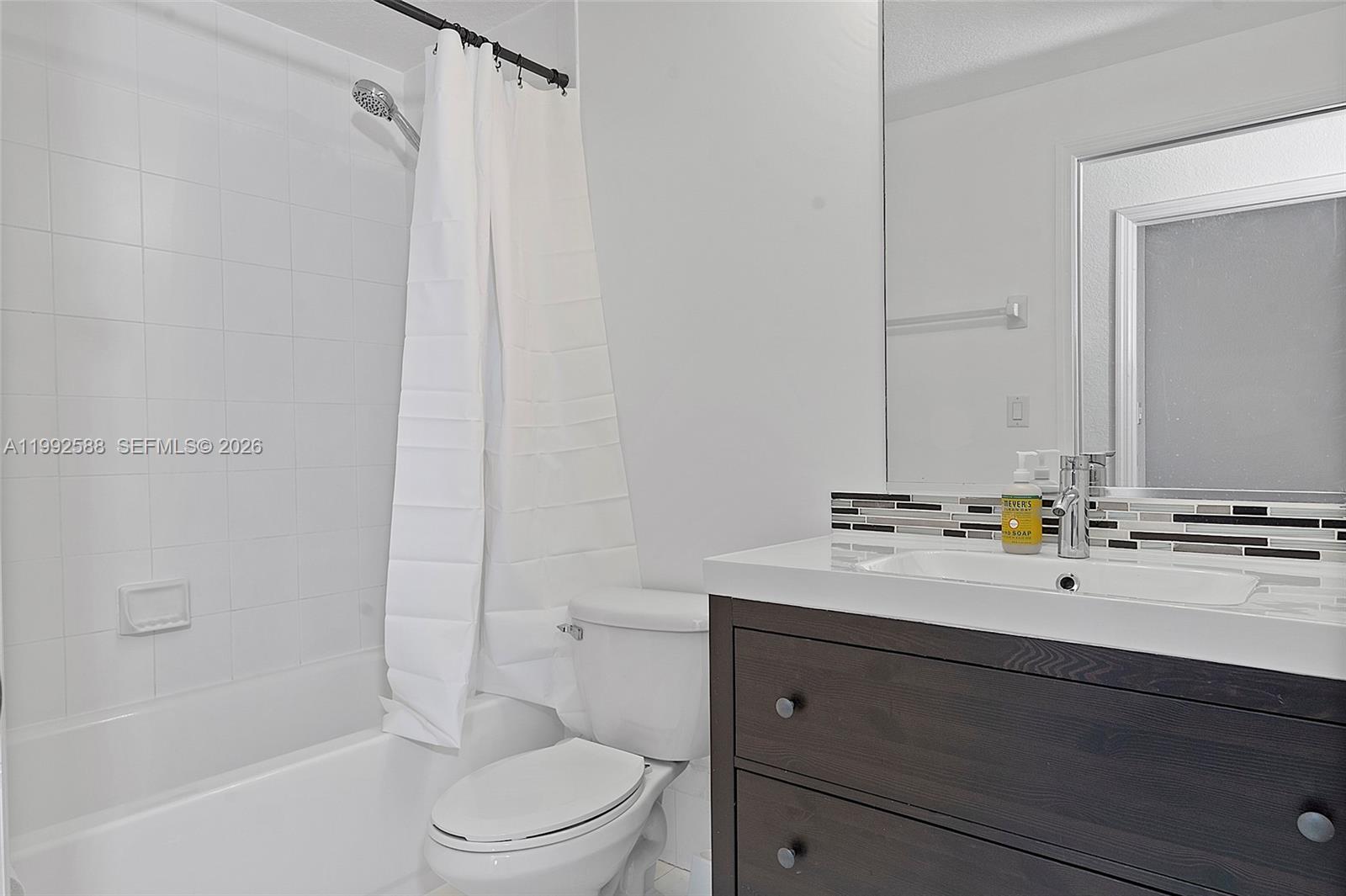 FONTAINBLEAU LAKES COURTY - Residential