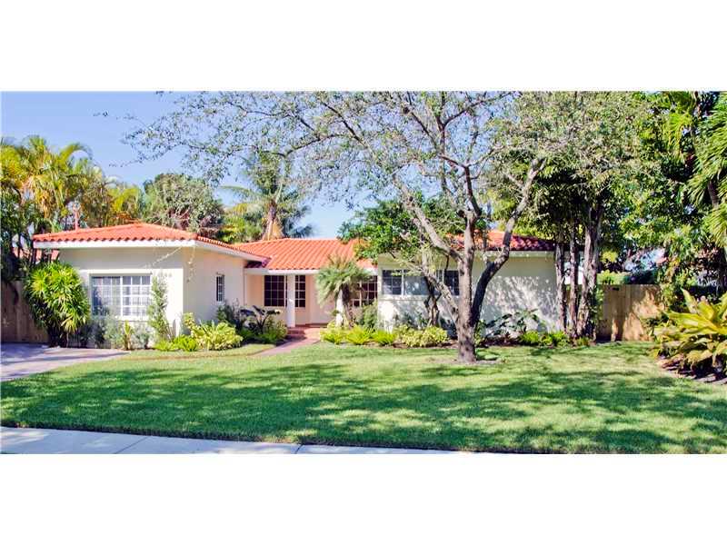 BISCAYNE POINT-PRIVATE GATED COMMUNITY-GORGEOUS OPEN BAY VIEWS. UPDATED 4 BD/4 BTH, FAMILY ROOM, POOL, JACUZZI. 75 FT OF WATER FRONTAGE WITH DOCK & BOAT LIFT.