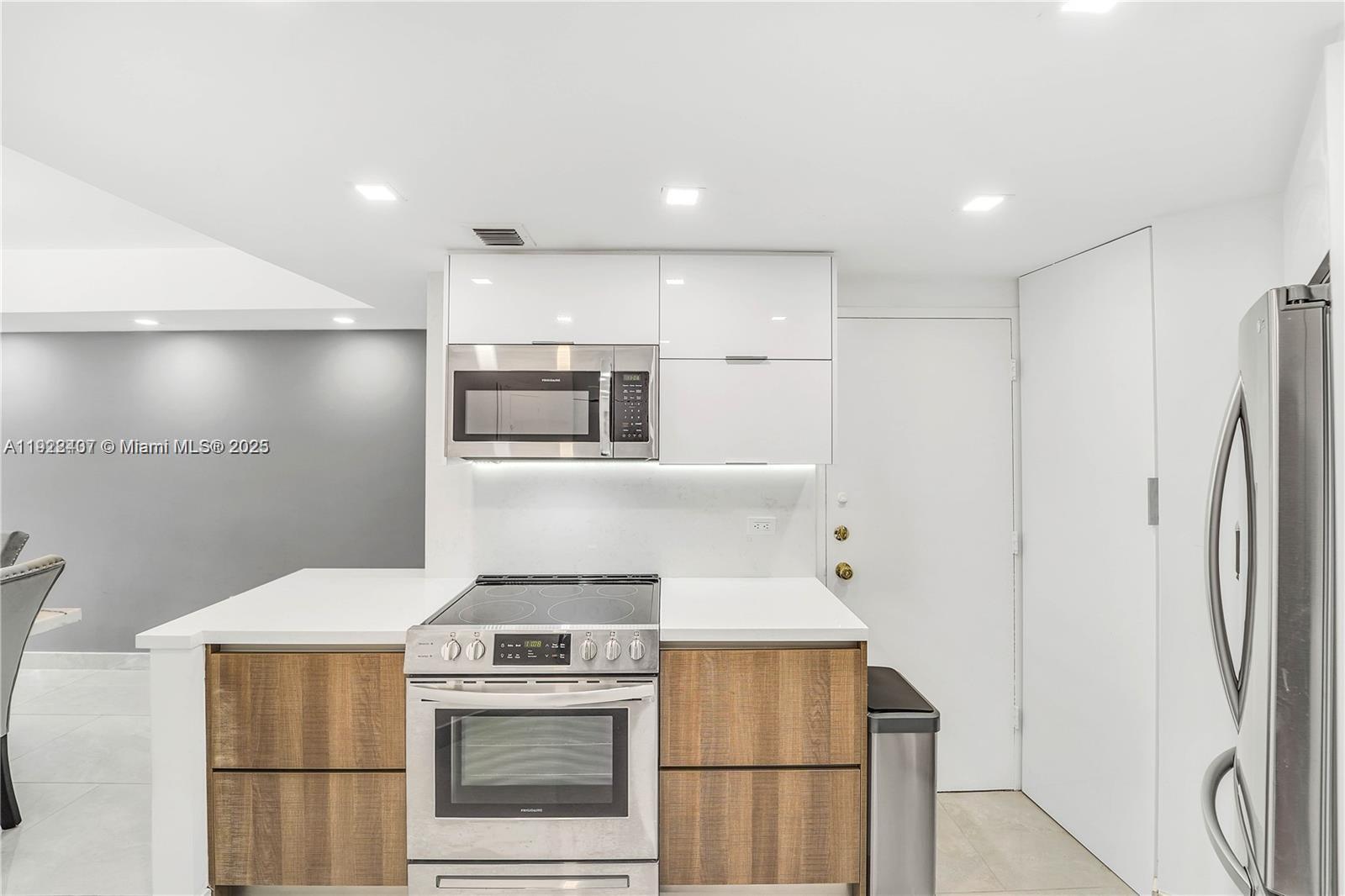 999 Brickell Bay Dr 711