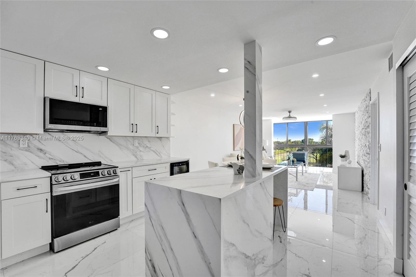 Property for Sale at 8900 Washington Blvd 506A, Pembroke Pines, Miami-Dade County, Florida - Bedrooms: 1 
Bathrooms: 2  - $190,000