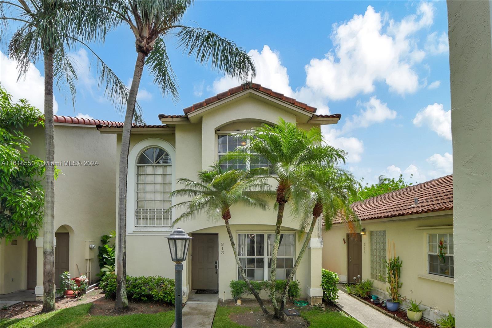 Rental Property at 313 Nw 109th Ave 313, Pembroke Pines, Miami-Dade County, Florida - Bedrooms: 3 
Bathrooms: 3  - $3,150 MO.