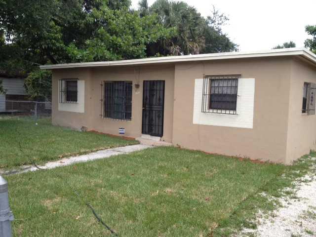 Tottaly updated 2 years ago. 4 bed 1.5 baths + litle offcie and a big loundry room. Brand new floors, baseboards, bathrooms, central a/c appliances, etc. Easy to show. Sec. 8 rental welcome !!Tenant is responsable for all utilities and lawn service. Alar m system included in rent, appliances including washer & dryer, electric water heater and cetral A/C