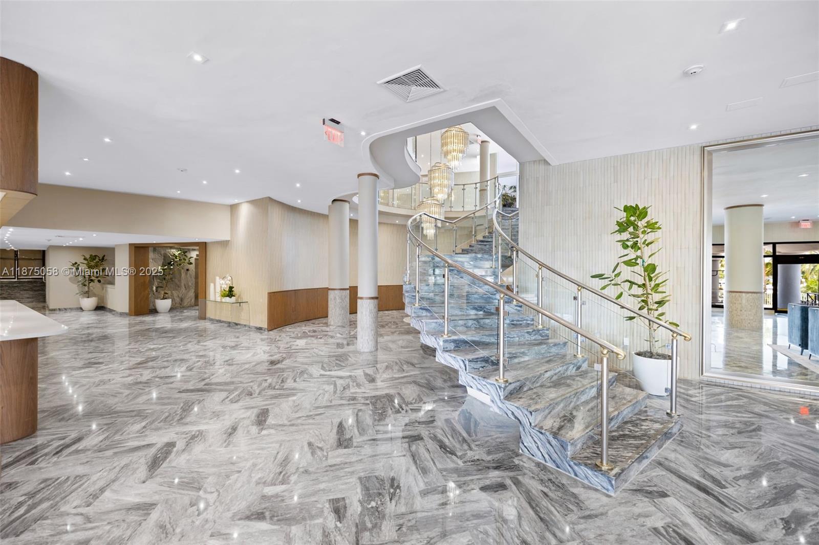 THE CARRIAGE HOUSE CONDO - Residential