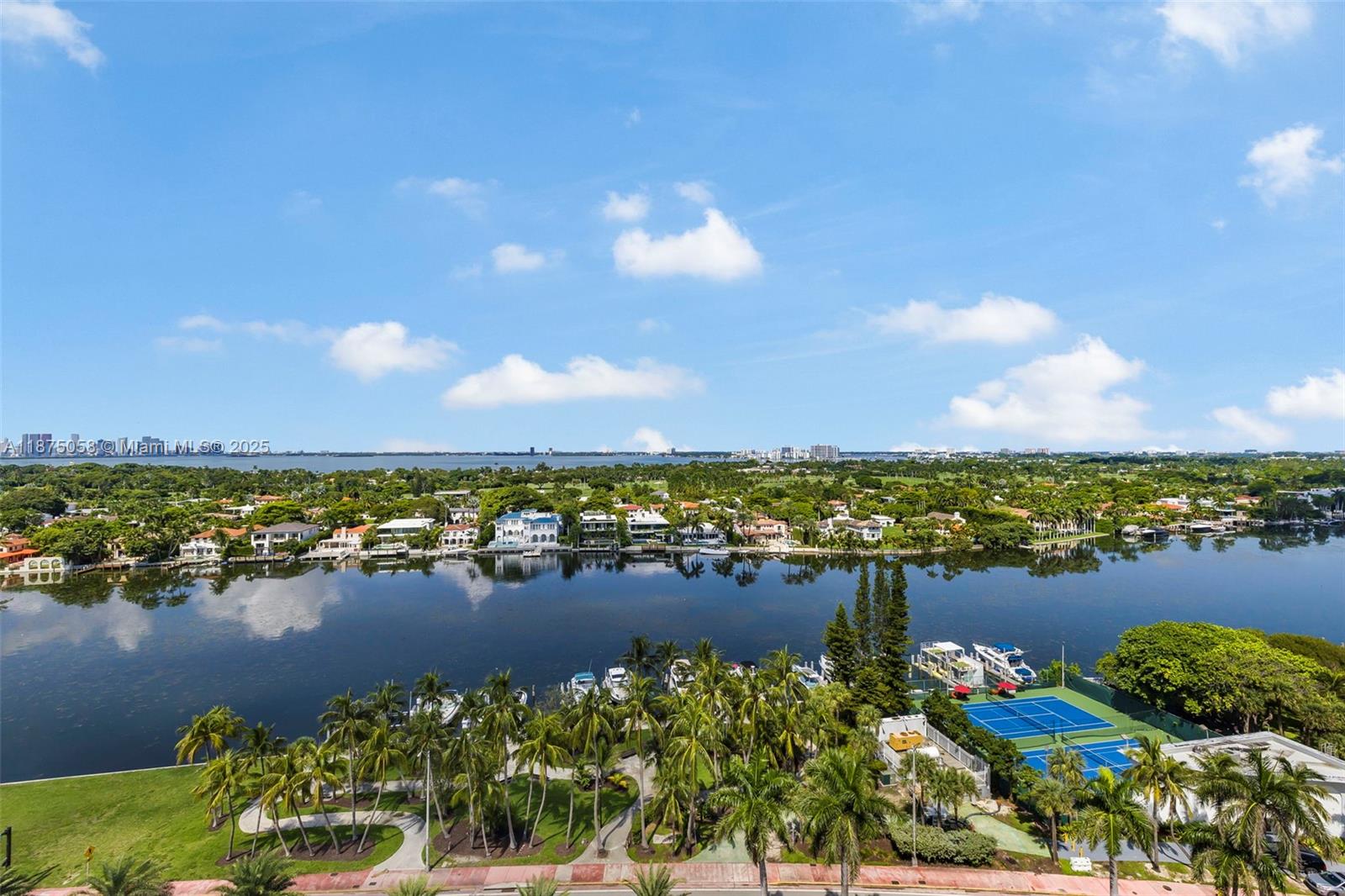 THE CARRIAGE HOUSE CONDO - Residential