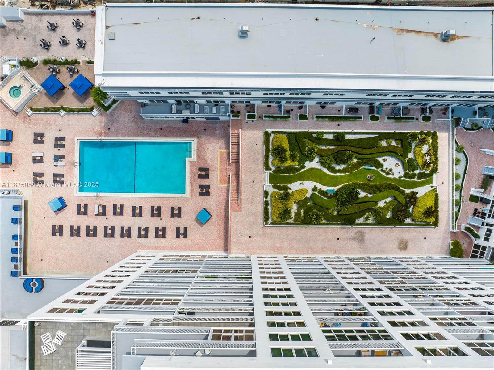 THE CARRIAGE HOUSE CONDO - Residential